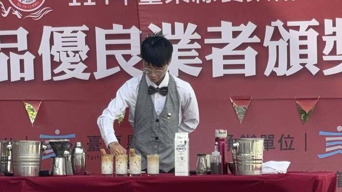 臺東專科餐旅管理科連續受邀展演，以花式「卡美羅咖啡」揭開頒獎典禮序幕圖片