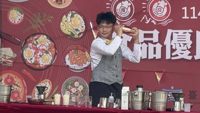 臺東專科餐旅管理科連續受邀展演，以花式「卡美羅咖啡」揭開頒獎典禮序幕圖片