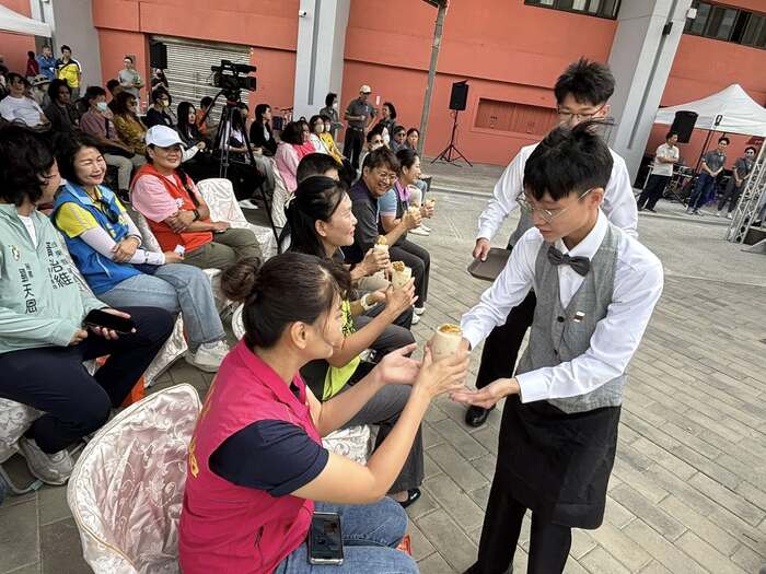 臺東專科餐旅管理科連續受邀展演，以花式「卡美羅咖啡」揭開頒獎典禮序幕圖片