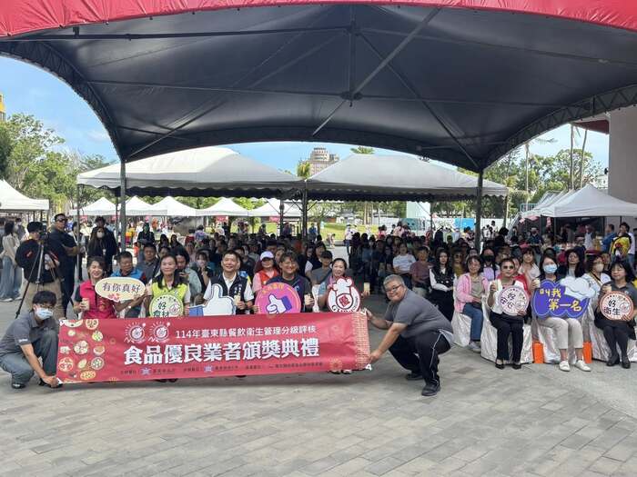 臺東專科餐旅管理科連續受邀展演，以花式「卡美羅咖啡」揭開頒獎典禮序幕圖片