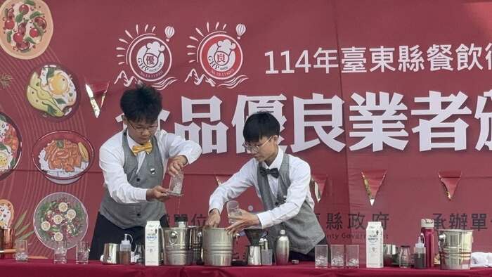 臺東專科餐旅管理科連續受邀展演，以花式「卡美羅咖啡」揭開頒獎典禮序幕圖片