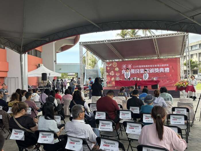 臺東專科餐旅管理科連續受邀展演，以花式「卡美羅咖啡」揭開頒獎典禮序幕圖片