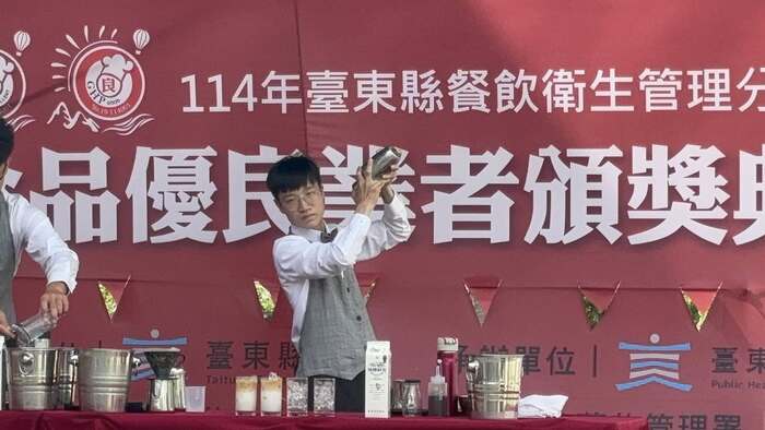 臺東專科餐旅管理科連續受邀展演，以花式「卡美羅咖啡」揭開頒獎典禮序幕圖片