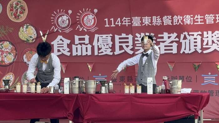 臺東專科餐旅管理科連續受邀展演，以花式「卡美羅咖啡」揭開頒獎典禮序幕圖片