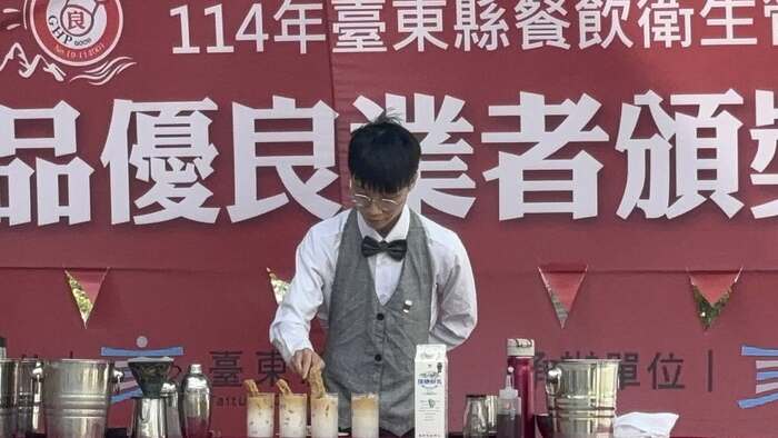 臺東專科餐旅管理科連續受邀展演，以花式「卡美羅咖啡」揭開頒獎典禮序幕圖片