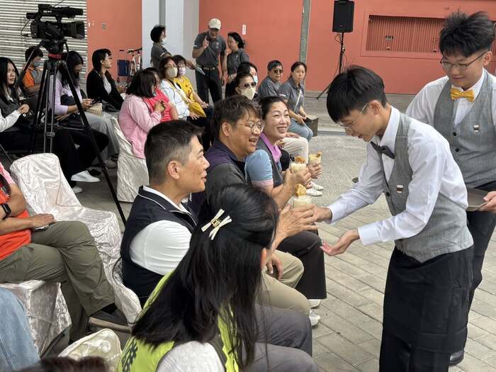 臺東專科餐旅管理科連續受邀展演，以花式「卡美羅咖啡」揭開頒獎典禮序幕圖片