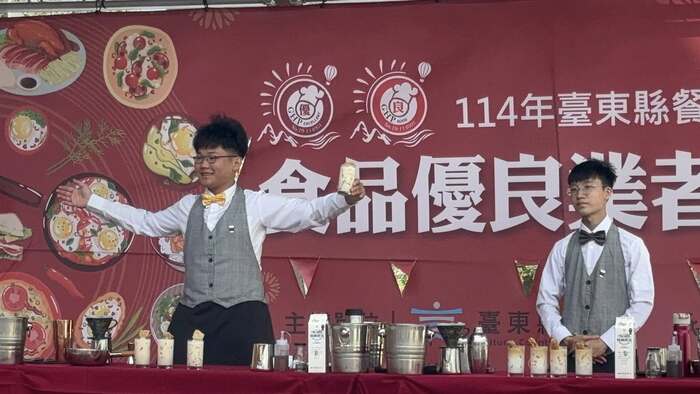 臺東專科餐旅管理科連續受邀展演，以花式「卡美羅咖啡」揭開頒獎典禮序幕圖片